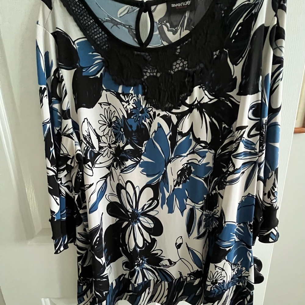 Avenue Graphic Blouse White Black